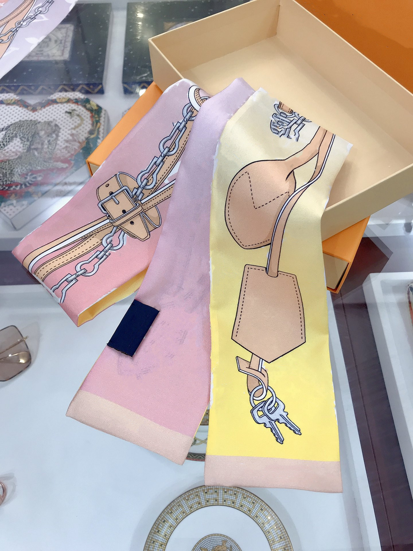 Luxury brand womens fashion scarves designer headband classic handbag scarf high quality silk material size 8x120cm, Blue;gray
Luxury brand womens fashion scarves designer headband classic handbag scarf high quality silk material size 8x120cm, Blue;gray