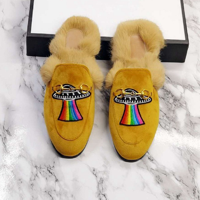 2020 Classic Fashion Women Genuine Leather Flat Mules Shoes Men Slippers Leather Fur Slippers Metal Chain Shoes Loafers Outdoor Slippers 46
2020 Classic Fashion Women Genuine Leather Flat Mules Shoes Men Slippers Leather Fur Slippers Metal Chain Shoes Loafers Outdoor Slippers 46