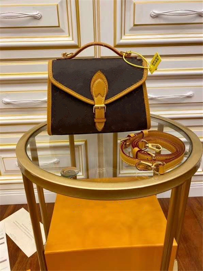 Women Luxurys Designer Bags Genuine leather handbag with letters woman casual Cowhide fashion classic presbyopic shoulder bag
Women Luxurys Designer Bags Genuine leather handbag with letters woman casual Cowhide fashion classic presbyopic shoulder bag