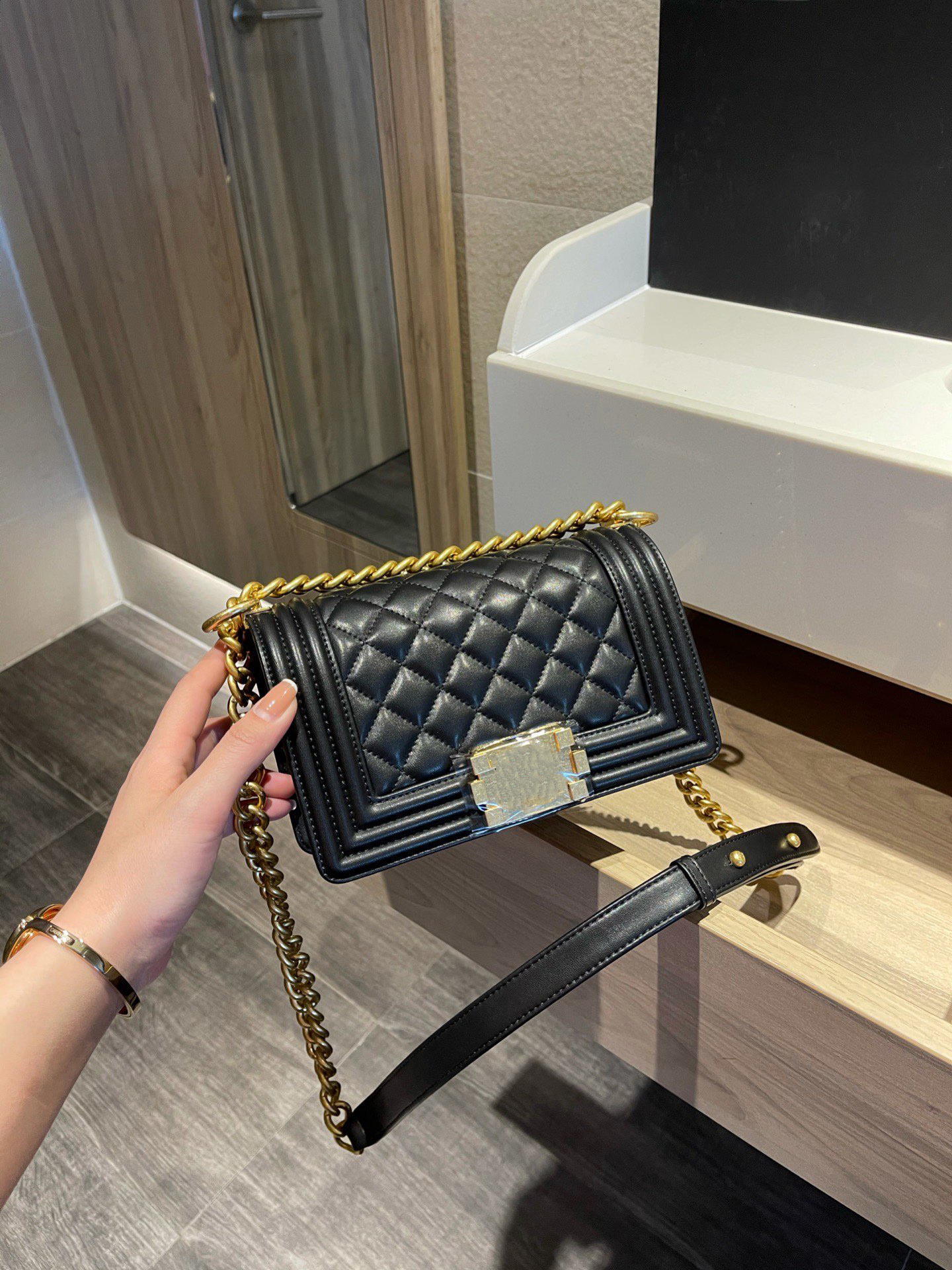 2021 fashionable and beautiful ladies famous shoulder bag leather chain messenger bag fashionable size:20.18.13cm1, Blue
2021 fashionable and beautiful ladies famous shoulder bag leather chain messenger bag fashionable size:20.18.13cm1, Blue