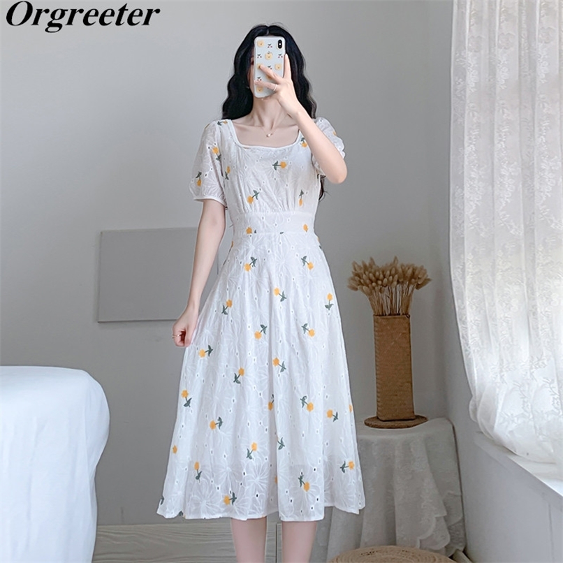 Embroidered Floral White Cotton Dress Female Summer Retro Sweet Puff sleeve Square collar Slim A-line Knee-length Dresses 210602
Embroidered Floral White Cotton Dress Female Summer Retro Sweet Puff sleeve Square collar Slim A-line Knee-length Dresses 210602