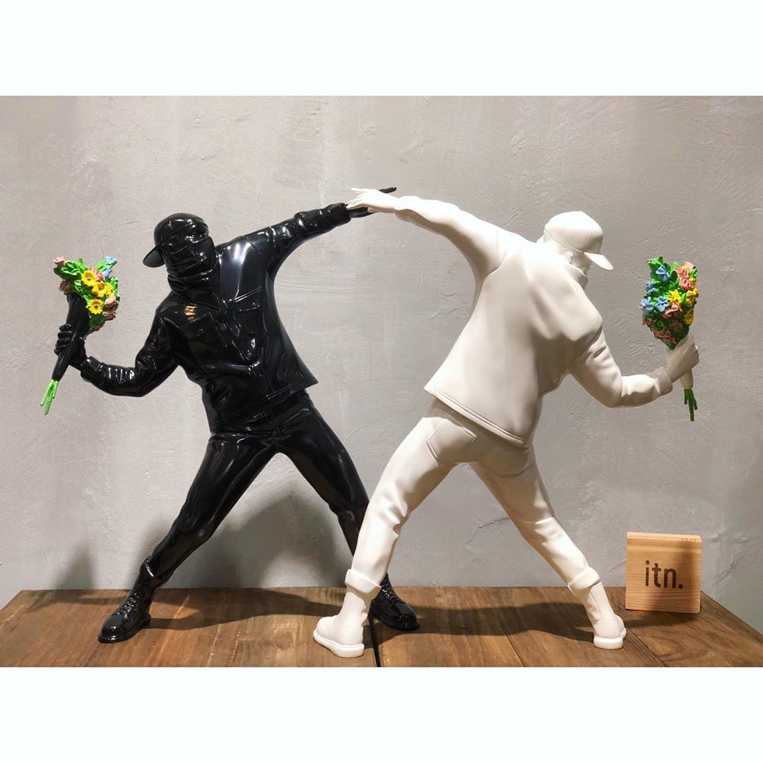 Best-selling Banksy The Throw flower boy and The Street art ,Modern art sculptor Tabletop Arts model decorations toys gift
Best-selling Banksy The Throw flower boy and The Street art ,Modern art sculptor Tabletop Arts model decorations toys gift