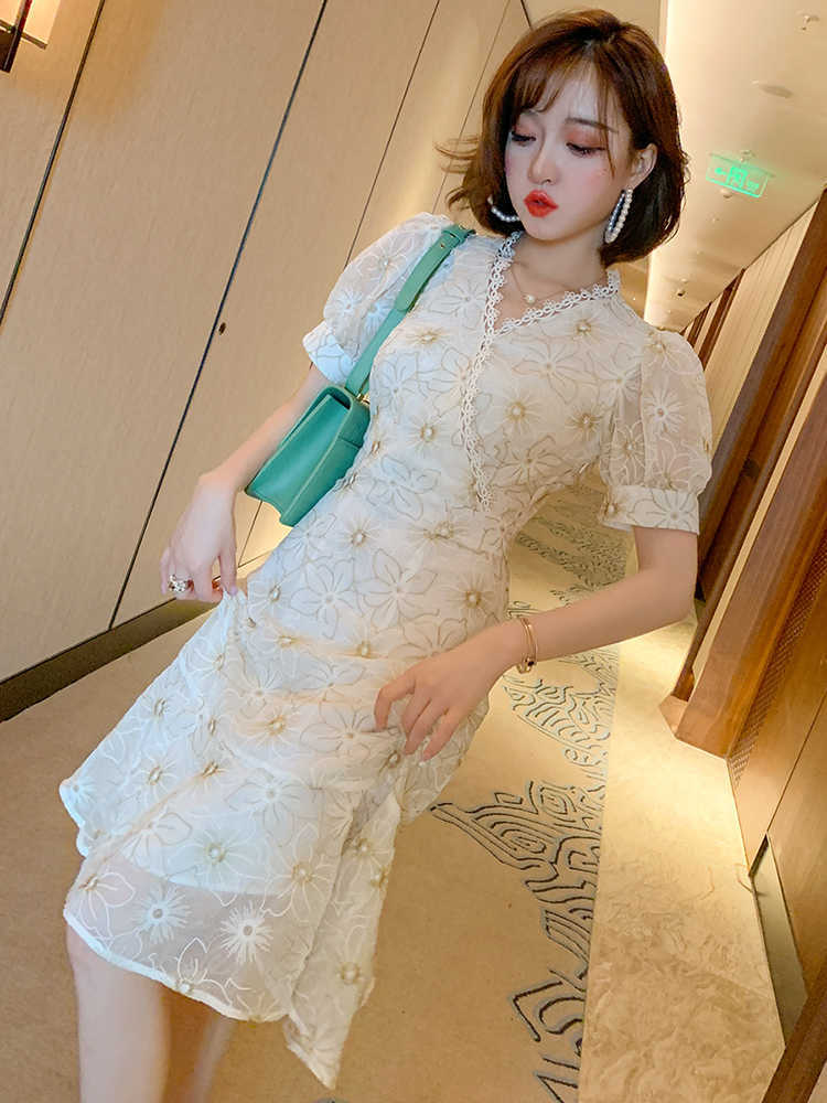 Cross V-neck stitching lace edge bubble sleeve gold thread embroidery flower dress female summer 210603, Clear
Cross V-neck stitching lace edge bubble sleeve gold thread embroidery flower dress female summer 210603, Clear