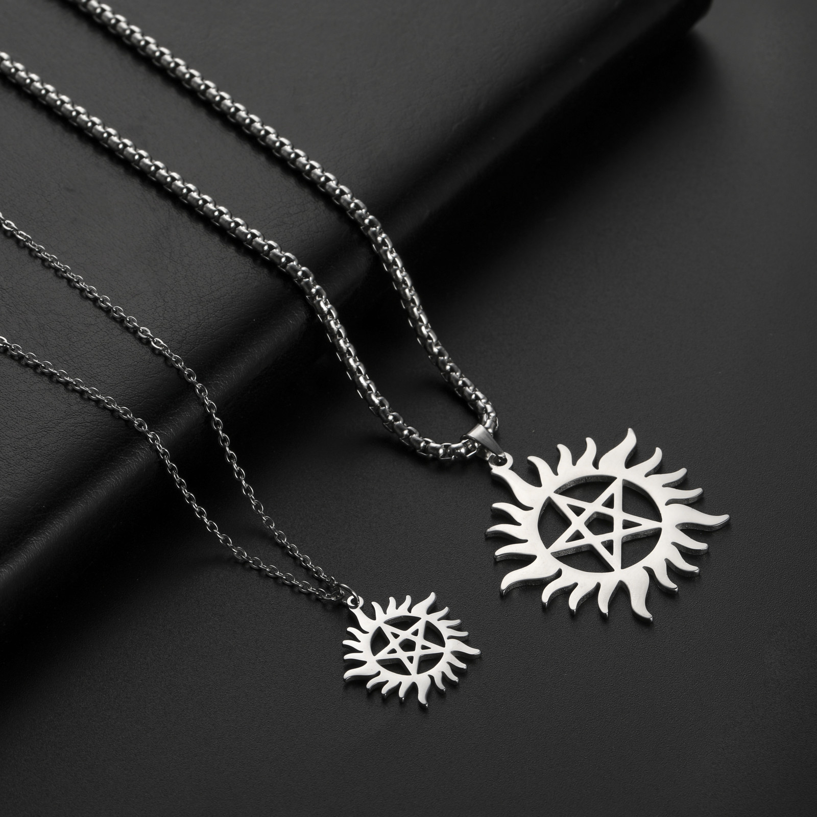 Skyrim Stainless Steel Shining Sun Pentagram Pendant Necklace Supernatural Dean Statement Box Chain Necklaces Jewelry Women Men Y0301
Skyrim Stainless Steel Shining Sun Pentagram Pendant Necklace Supernatural Dean Statement Box Chain Necklaces Jewelry Women Men Y0301