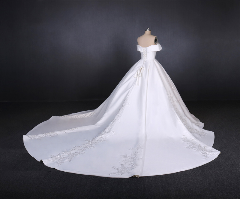 Elegant Beautiful Wedding Dress Sleeveless Appliques Gown A Line Bridal Sweep Train High-end Custom Made Stricpless Gown
