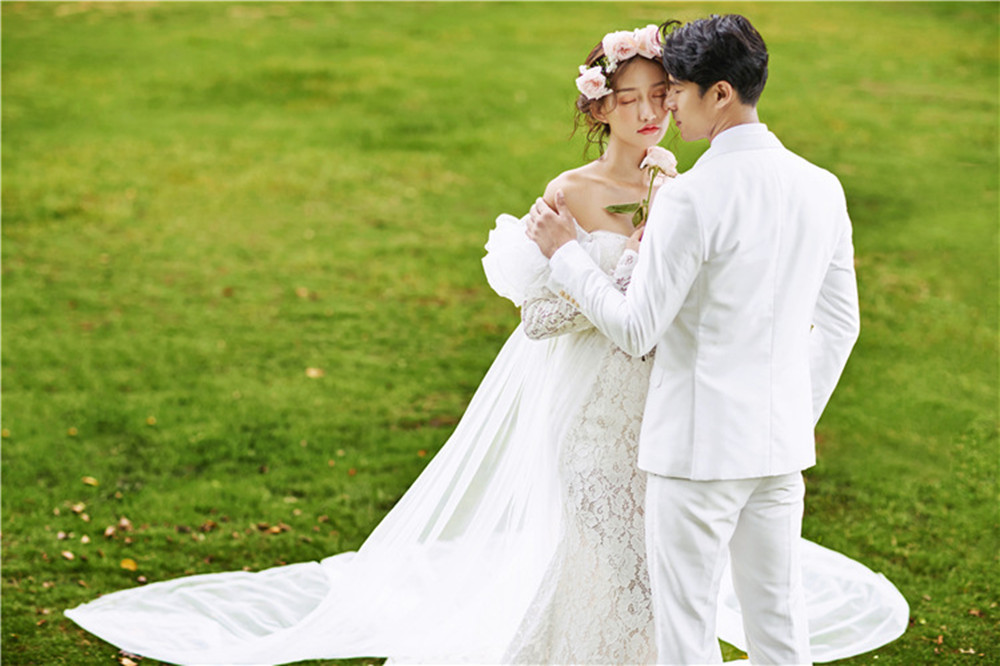 Fashion A Line Wedding Dresses Off-shouder Long-sleeves Custom made Appliqued Lace Princess Bridal Gowns Glitter Sweep Train Robes De Mariée