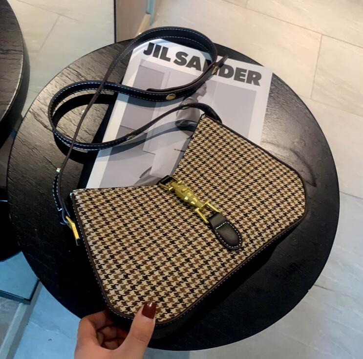 women handbag in winter plaid shoulder underarm bag street trends contrasting colors leather messenger bags foreign striped fashion handbags
women handbag in winter plaid shoulder underarm bag street trends contrasting colors leather messenger bags foreign striped fashion handbags