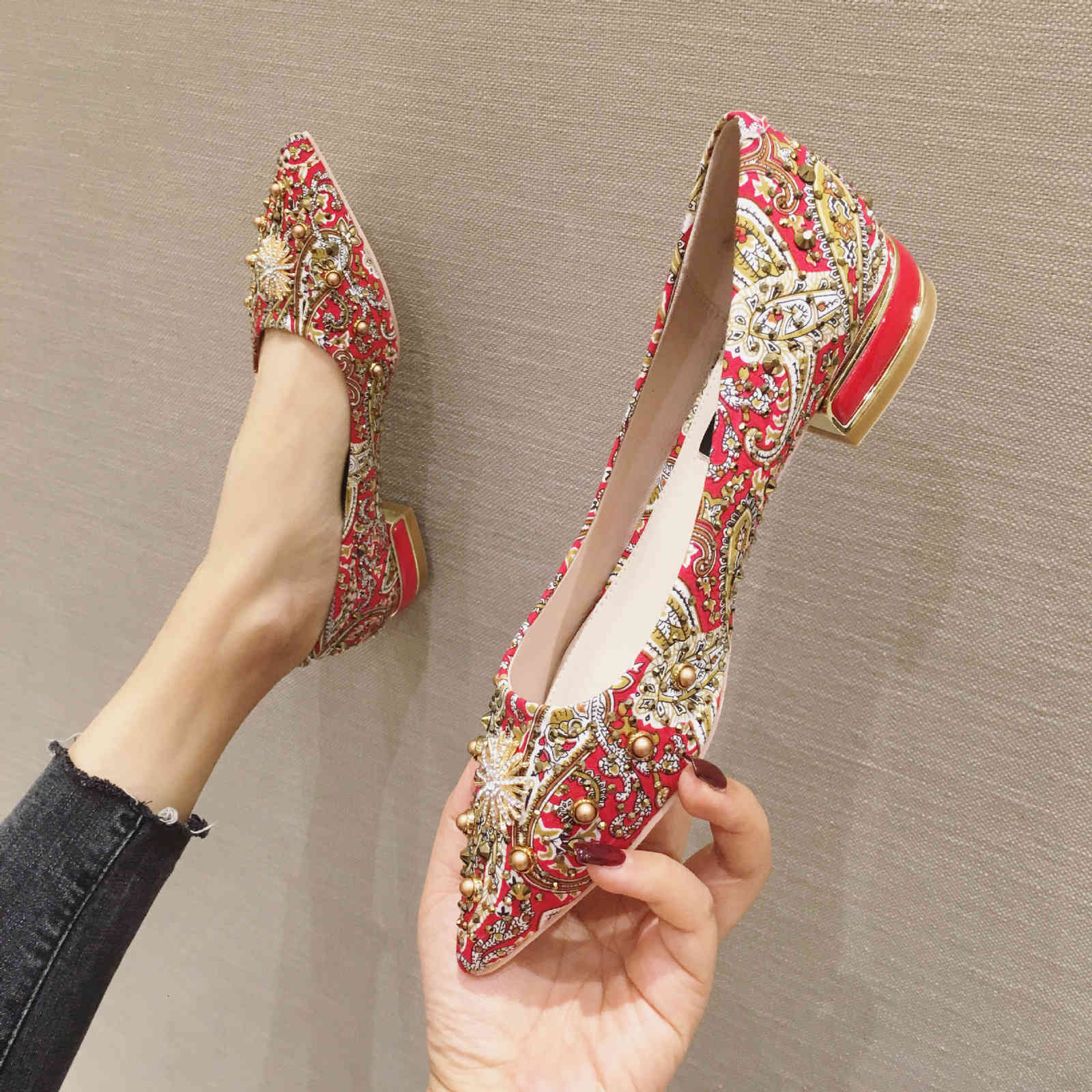 Dress Shoes Wedding shoes women's pointed shallow mouth Chinese low heel flat diamond Xiuhe bridal rivet Bridesmaid RWCO, 1# shoe box
Dress Shoes Wedding shoes women's pointed shallow mouth Chinese low heel flat diamond Xiuhe bridal rivet Bridesmaid RWCO, 1# shoe box