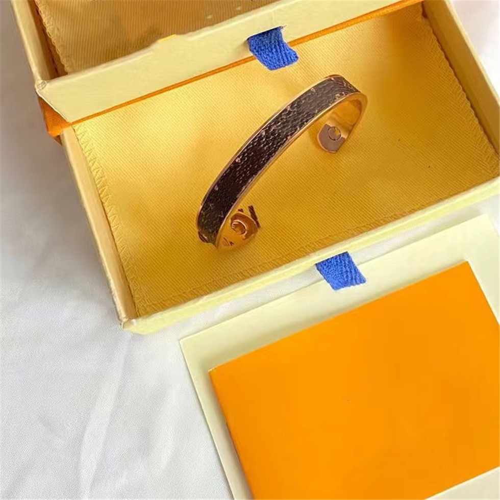luxury jewelry bracelet women leather designer braceltes with brand logo high-end elegant four leaf flowers pattern couple, Golden;silver
luxury jewelry bracelet women leather designer braceltes with brand logo high-end elegant four leaf flowers pattern couple, Golden;silver