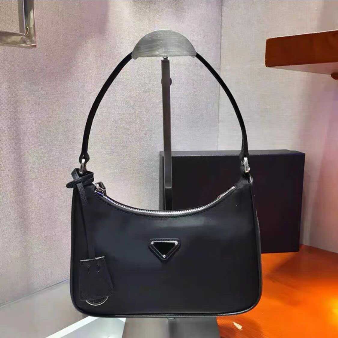 2021 Top quality Women's Re-edition 2000 tote Nylon leather Bags Hobo underarm Luxurys Designers Shoulder Bag Crossbody Handbag with box, Customize
2021 Top quality Women's Re-edition 2000 tote Nylon leather Bags Hobo underarm Luxurys Designers Shoulder Bag Crossbody Handbag with box, Customize