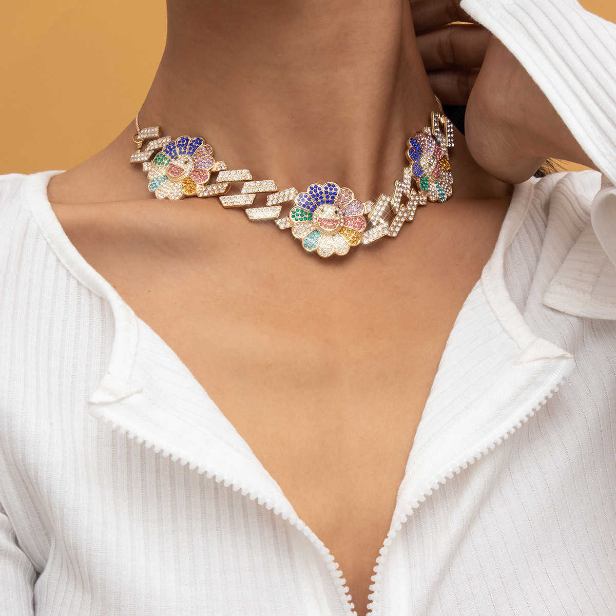 Punk Simple Exaggerated Jewelry with Geometric Round Retro Rhinestone Necklace Color Sun Flower Necklace for Female X0707
Punk Simple Exaggerated Jewelry with Geometric Round Retro Rhinestone Necklace Color Sun Flower Necklace for Female X0707
