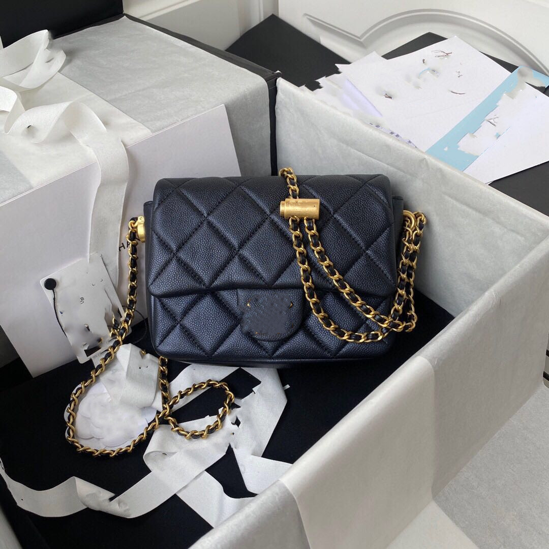 222Classic women's handbag 7A high-end custom quality hand bill of lading slant fashion trend business leisure style metal accessories with long shoulder strap520
222Classic women's handbag 7A high-end custom quality hand bill of lading slant fashion trend business leisure style metal accessories with long shoulder strap520
