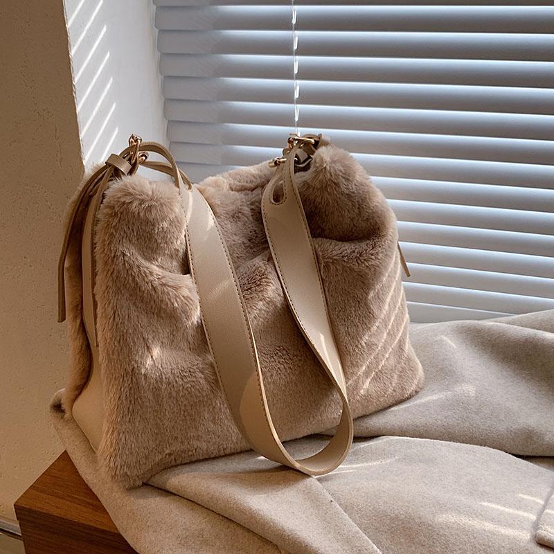 Evening Bags LEFTSIDE Large High Capacity Totes Soft FAUX Fur Bucket Quality Ladies Bag Elegant 2021 Winter Cute Crossbody
Evening Bags LEFTSIDE Large High Capacity Totes Soft FAUX Fur Bucket Quality Ladies Bag Elegant 2021 Winter Cute Crossbody