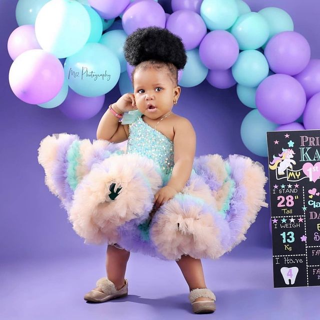 Luxurious Sparkly 2021 Flower Girl Dresses One Shoulder Knee Length Little Girl Wedding Dresses Cheap Communion Pageant Dresses Gowns ZJ737