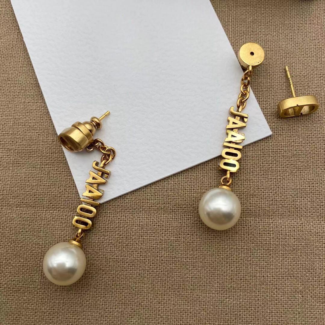 Pearl Earrings Stud letter Earring High Version Ear Studs Silver Needle Simple Fashion Advanced Internet Jewelry for Lady Gift Box
Pearl Earrings Stud letter Earring High Version Ear Studs Silver Needle Simple Fashion Advanced Internet Jewelry for Lady Gift Box