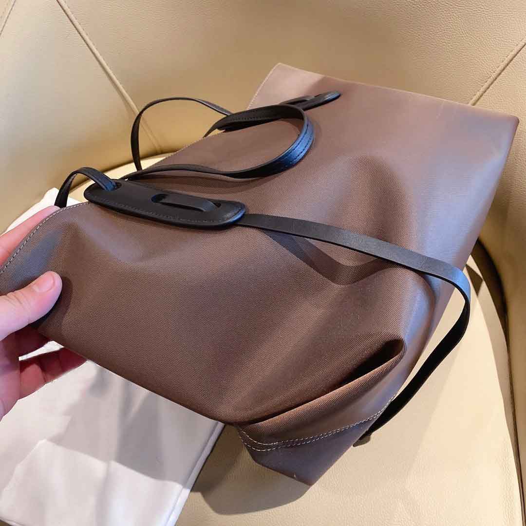 Women Stylist Shipping Bags 20AW Top Hot Grace Style Designers Fashion Unisex Handbags Fashion Appears Mens Shoulder bags 3 Color Available
Women Stylist Shipping Bags 20AW Top Hot Grace Style Designers Fashion Unisex Handbags Fashion Appears Mens Shoulder bags 3 Color Available