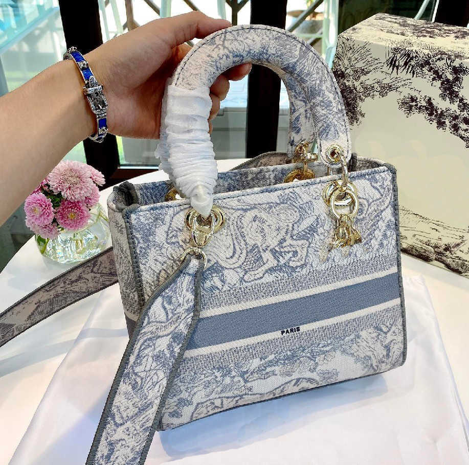 bags 21ss body women's cross designer handbag with classic lettered diagonal crossover shoulder bag high quality women wallet
bags 21ss body women's cross designer handbag with classic lettered diagonal crossover shoulder bag high quality women wallet