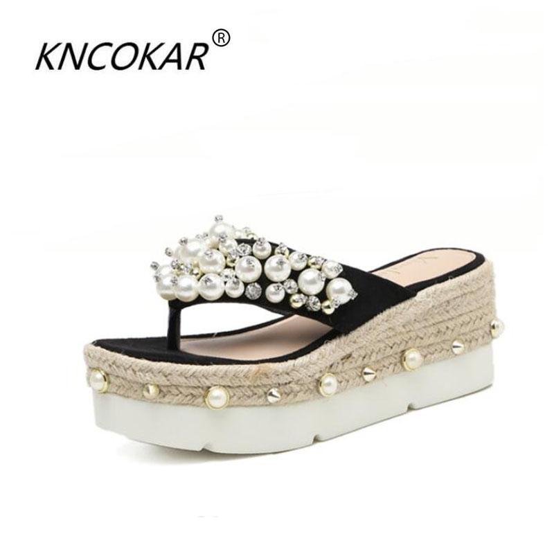 Slippers KNCOKAR 2021 Summer Style Fashionable And Comfortable Diamond Pearl Clip Foot Muffin Thick Bottom Slope Heel Cool, Black
Slippers KNCOKAR 2021 Summer Style Fashionable And Comfortable Diamond Pearl Clip Foot Muffin Thick Bottom Slope Heel Cool, Black