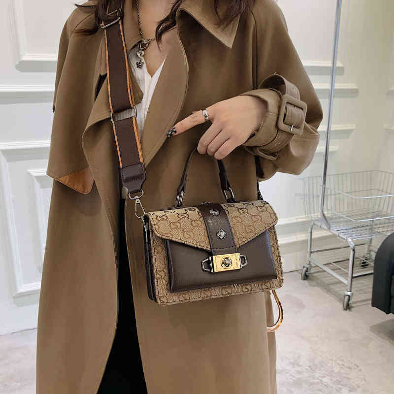 Contrast color bag women's winter new portable small square personalized sling Shoulder Messenger lock Purses Luxury, Brown
Contrast color bag women's winter new portable small square personalized sling Shoulder Messenger lock Purses Luxury, Brown