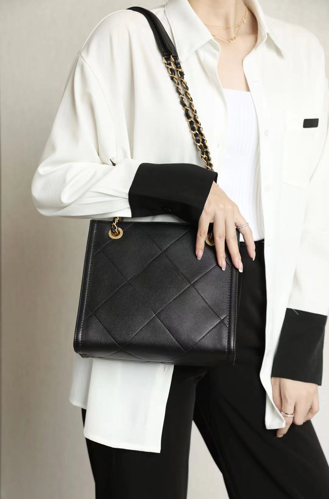 Women Luxurys C,solds Bags Designers Purses Crossbody Channel Handbags The single Splicing shoulder bag Fashion and high quality Sheepskin 30x23cm MSK
Women Luxurys C,solds Bags Designers Purses Crossbody Channel Handbags The single Splicing shoulder bag Fashion and high quality Sheepskin 30x23cm MSK