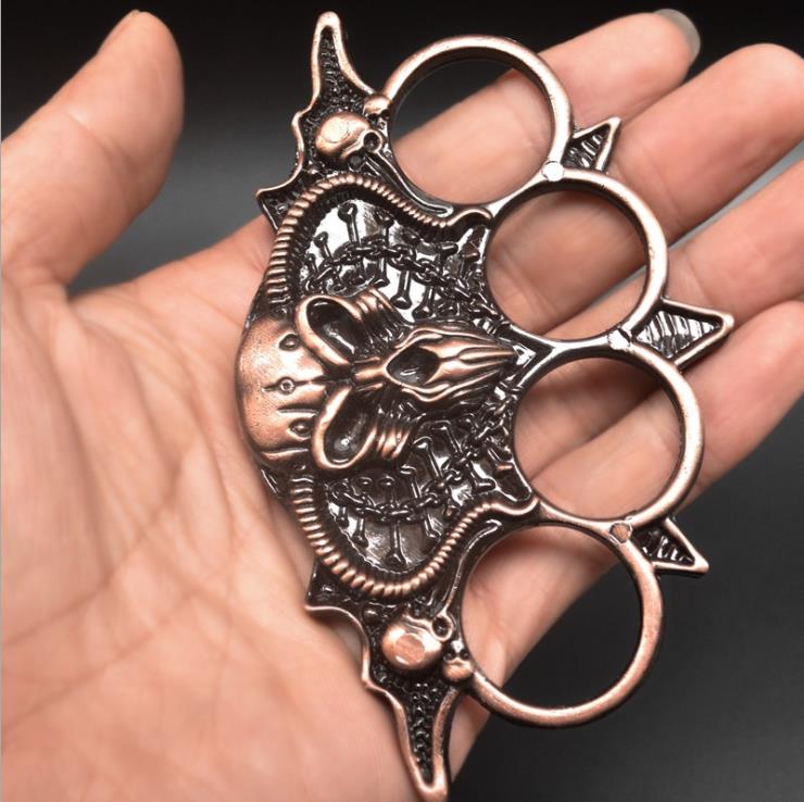 21 Wushu fighter Kui Niu Wang Tie four-fingered tiger knuckle brass ring equipped with life-saving hammer fist clasp ring, Black
21 Wushu fighter Kui Niu Wang Tie four-fingered tiger knuckle brass ring equipped with life-saving hammer fist clasp ring, Black