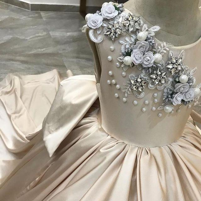 2021 Cute Champagne Girls Pageant Dresses Jewel Neck Lace Appliques Crystal Beaded Pearls Flower Girl Dress Kids Wear Sweep Train Bow Birthday Communi