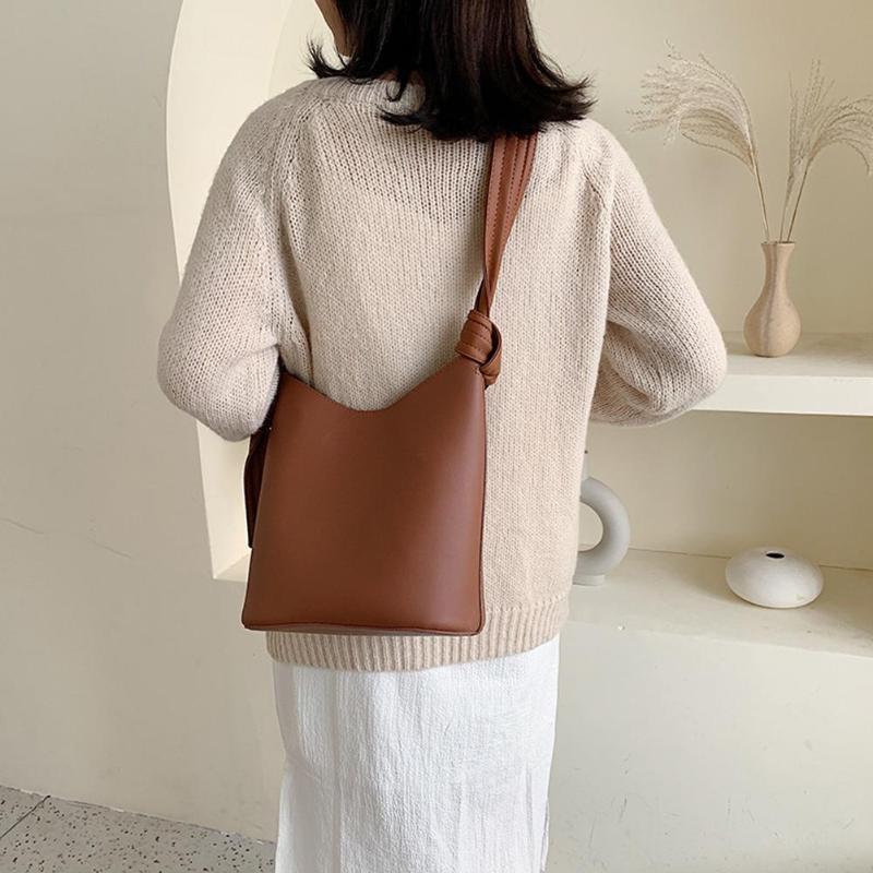 New Fashion Handbags Solid Color Classic Delicate Large Capacity Messenger Shoulder Handbag Women Leather Bucket Clutch, Black
New Fashion Handbags Solid Color Classic Delicate Large Capacity Messenger Shoulder Handbag Women Leather Bucket Clutch, Black