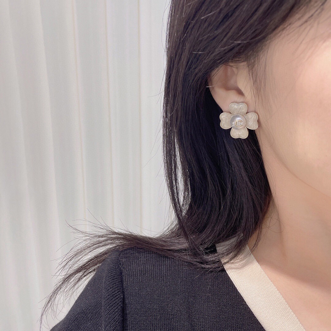 2022 Luxury quality charm dangle flower shape stud earring with white color and white shell for women wedding jewelry gift have box stamp PS4236
2022 Luxury quality charm dangle flower shape stud earring with white color and white shell for women wedding jewelry gift have box stamp PS4236