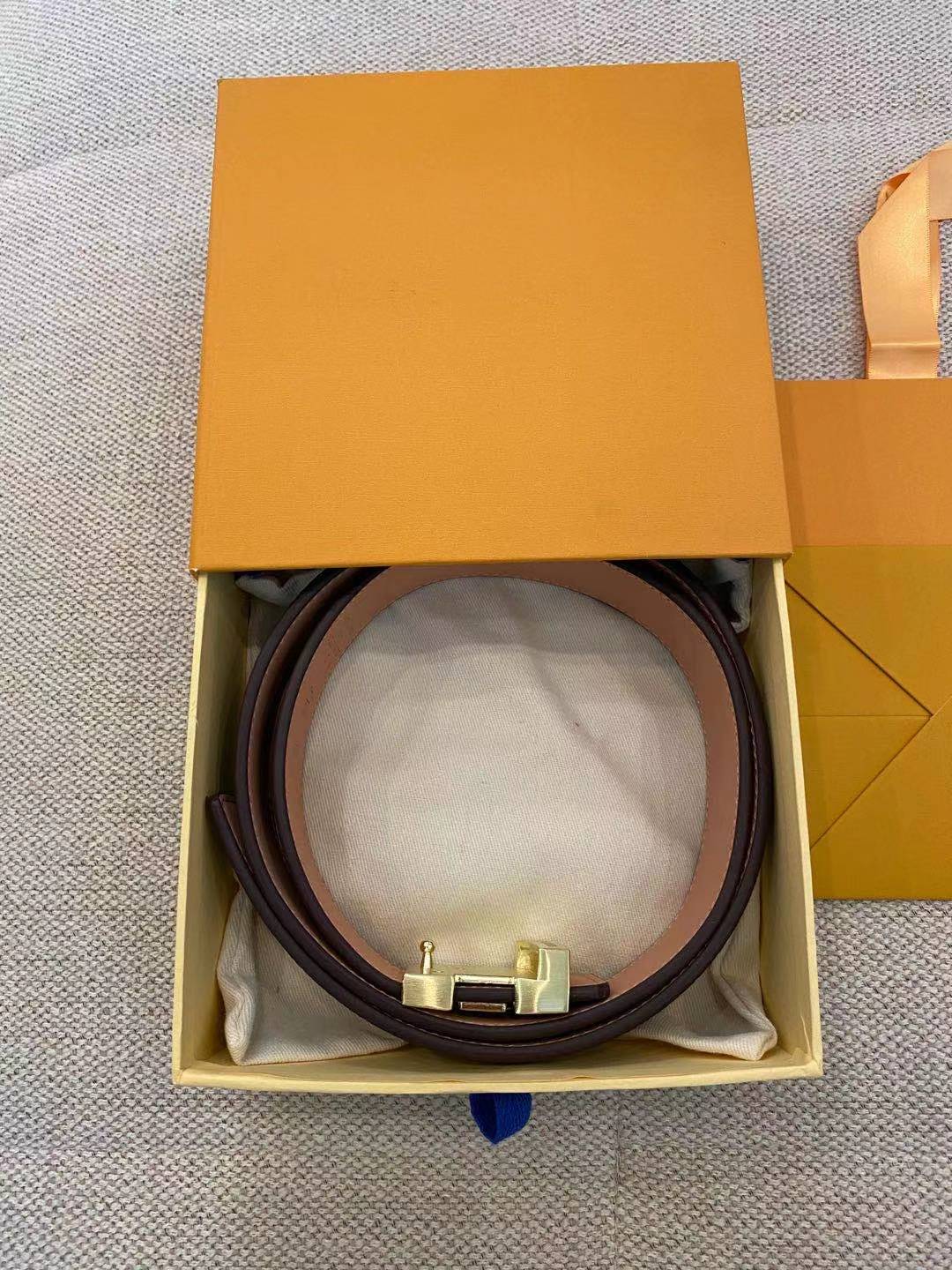 Hot Fashion men G buckle fashion genuine leather women V belts for men Letter Double H buckle men women belts, Black;brown
Hot Fashion men G buckle fashion genuine leather women V belts for men Letter Double H buckle men women belts, Black;brown