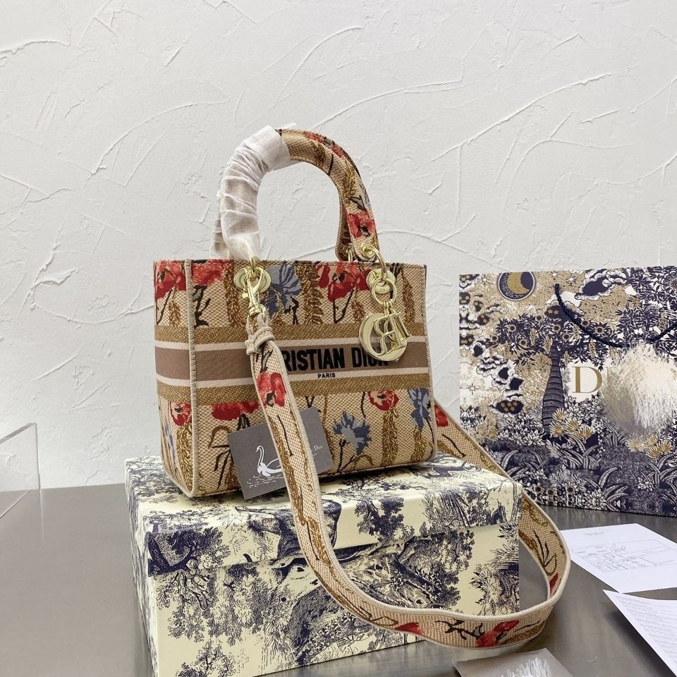 Christian Designer Bags Women Luxury 2021 Star's Same Kaleidoscope Princess Diana Embroidered Canvas Lock Portable One Shoulder Slant Cross Women's 11 Colors mei, Red
Christian Designer Bags Women Luxury 2021 Star's Same Kaleidoscope Princess Diana Embroidered Canvas Lock Portable One Shoulder Slant Cross Women's 11 Colors mei, Red