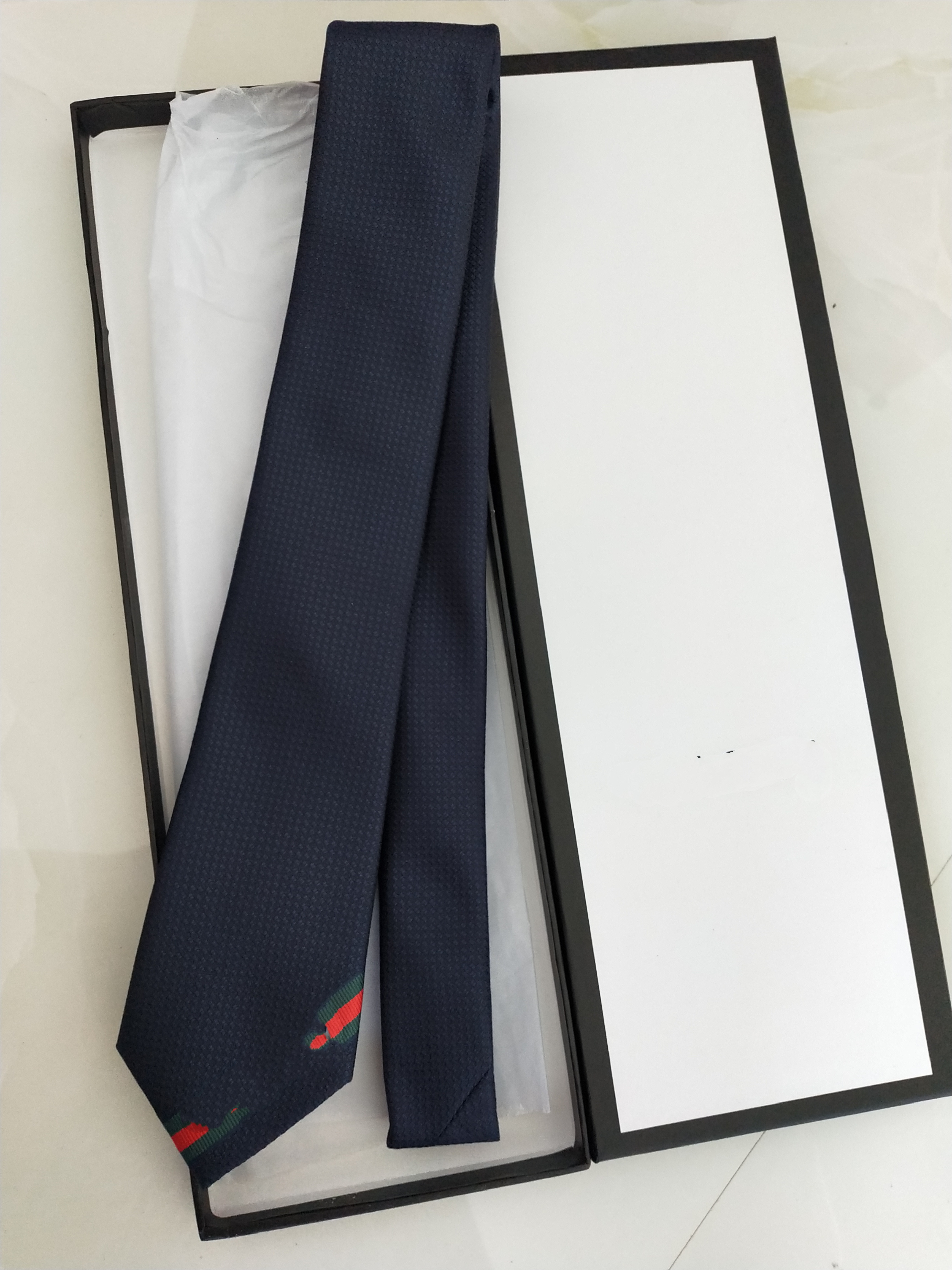 Top designer tie men high-grade silk business tie small Little bee print work clothes wedding gift tie gift box packaging
Top designer tie men high-grade silk business tie small Little bee print work clothes wedding gift tie gift box packaging