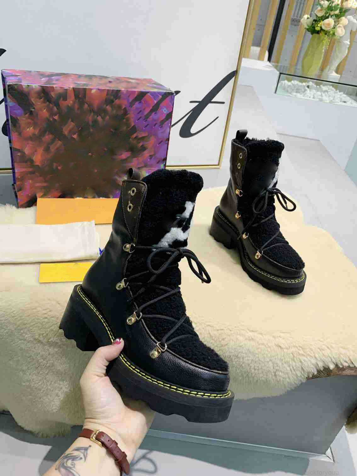 2022 Designer Beaubourg Ankle Boots Fashion Women Martin Boot Wool Winter Leather Outdoor to Keep Warm Sneakers Size Eur 35-42, Black 
2022 Designer Beaubourg Ankle Boots Fashion Women Martin Boot Wool Winter Leather Outdoor to Keep Warm Sneakers Size Eur 35-42, Black