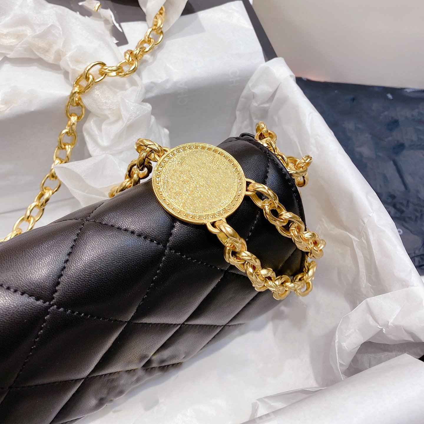 High Quality Sheepskin Handbags 2020 Autumn Winter New Womens Shoulder Bag Gold Coin Badge Bag 4 Color With Gift Box Free Shipping, Red;black
High Quality Sheepskin Handbags 2020 Autumn Winter New Womens Shoulder Bag Gold Coin Badge Bag 4 Color With Gift Box Free Shipping, Red;black