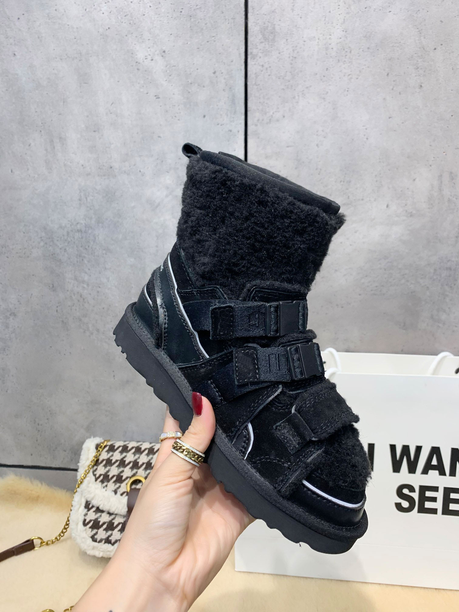 2021 luxury Designer women boots winter two-wear Velcro wool drag cotton shoes thick soled warm short tube fleece Snow boot sandals AB, Color 2
2021 luxury Designer women boots winter two-wear Velcro wool drag cotton shoes thick soled warm short tube fleece Snow boot sandals AB, Color 2