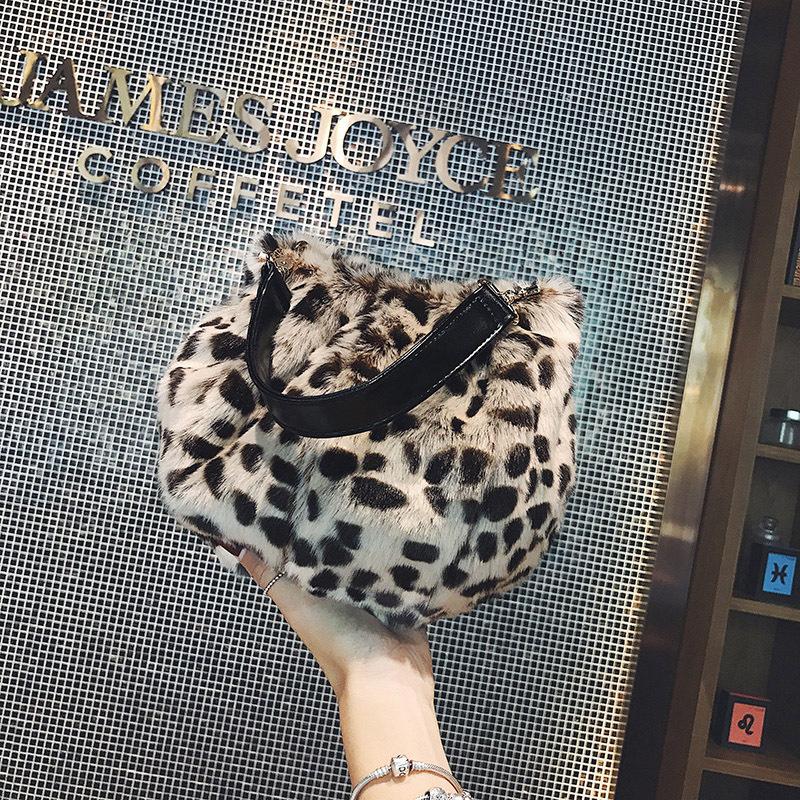 Plush Women's Fashion One-shoulder Bag Portable Cute Plush Bag Winter Women's, Black
Plush Women's Fashion One-shoulder Bag Portable Cute Plush Bag Winter Women's, Black