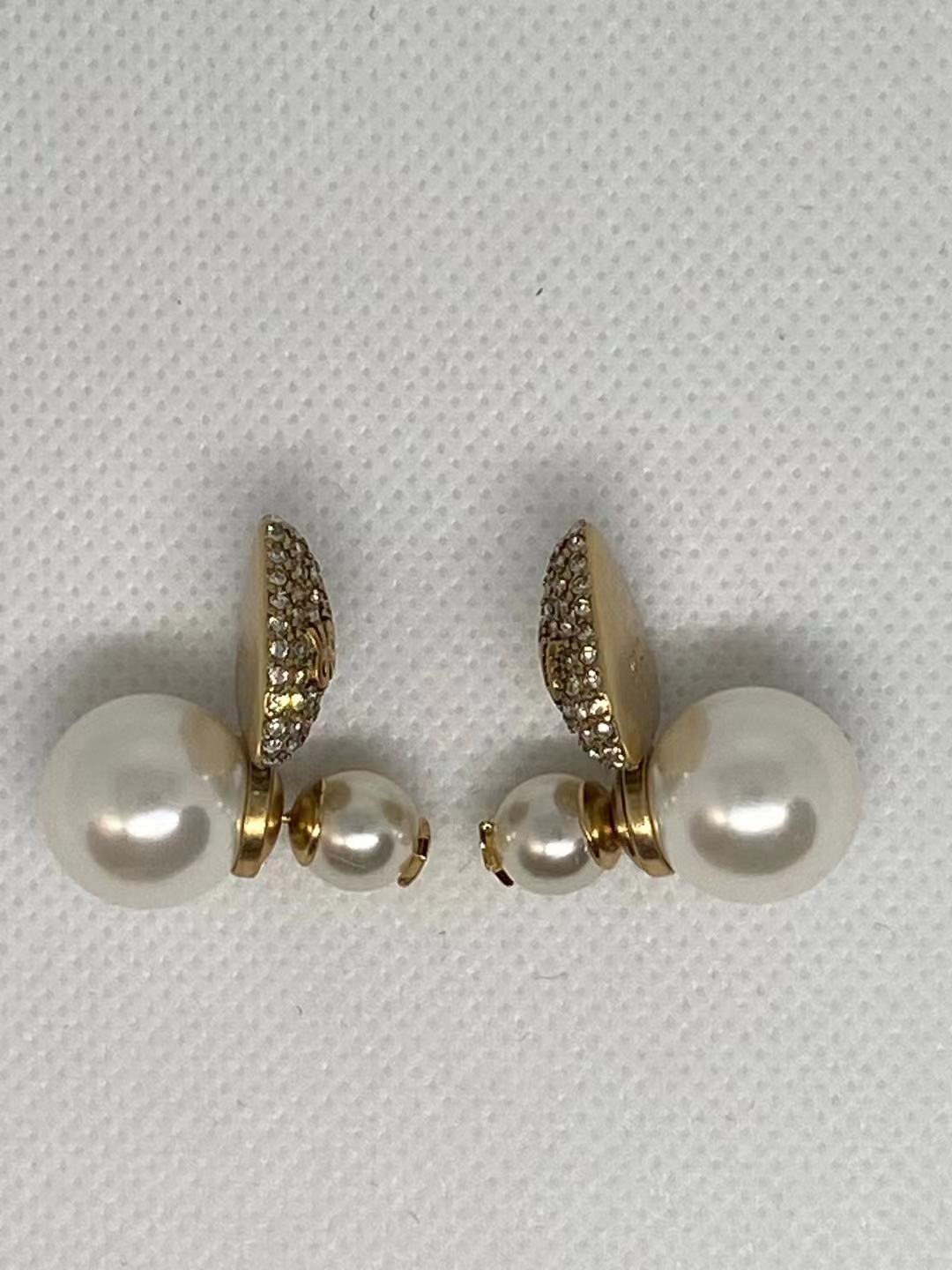 Internet celebrity same style D family love old pearl earrings women's temperament versatile Japanese and Korean style earrings trendy ins
Internet celebrity same style D family love old pearl earrings women's temperament versatile Japanese and Korean style earrings trendy ins