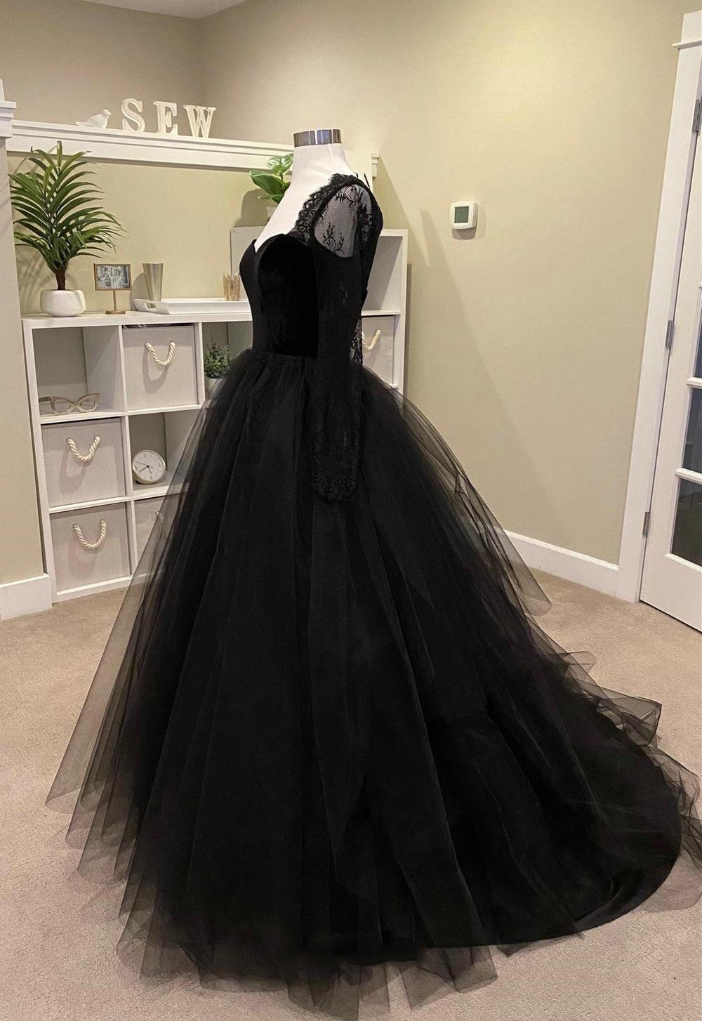 2022 Gothic Black And Gray Tulle Wedding Dress Lace Long Sleeves Appliques Sweep Train A Line Garden Wedding Gowns Vintage Sweetheart Tiered Bridal Dr