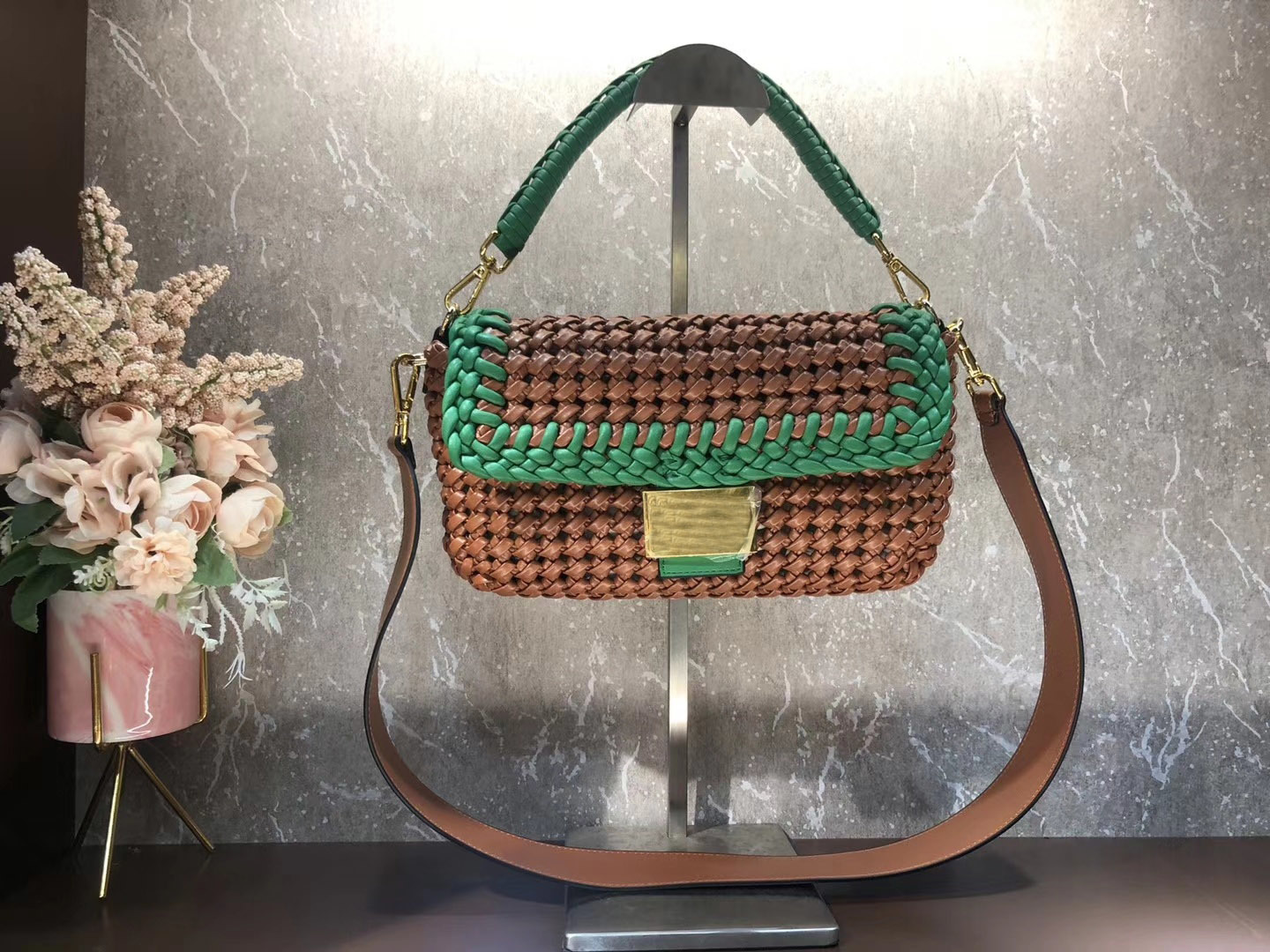 2021 fashionable and beautiful ladies famous shoulder bag leather chain messenger bag fashionable size:26cm*4cm*14cm Double color1, Red
2021 fashionable and beautiful ladies famous shoulder bag leather chain messenger bag fashionable size:26cm*4cm*14cm Double color1, Red