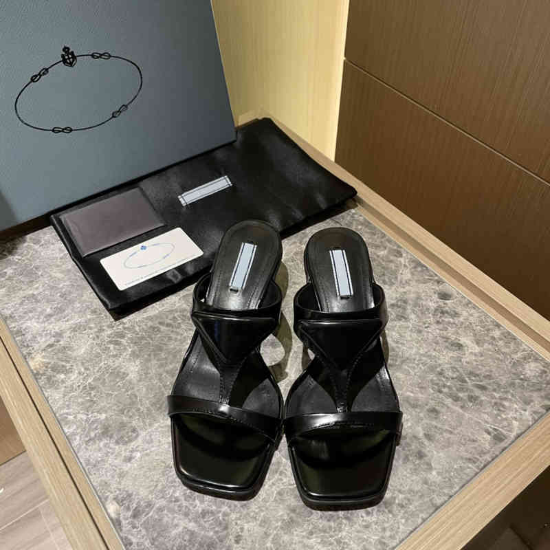 Sandals Luxurious designer triangular sandals Brushed leather rubber sandal flat bottom Elegant and casual outdoor women's square head slippers 0ANE, Color 1
Sandals Luxurious designer triangular sandals Brushed leather rubber sandal flat bottom Elegant and casual outdoor women's square head slippers 0ANE, Color 1