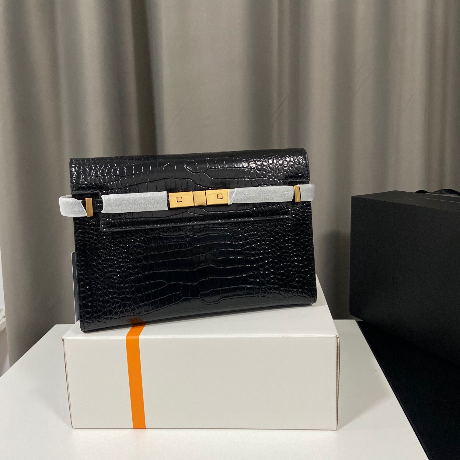 2021 New Leather Handbag Classic Fashion Crocodile Pattern Manhattan Women's Magnetic Buckle Cowhide Kelly Single Shoulder Small Square Bag, No bags
2021 New Leather Handbag Classic Fashion Crocodile Pattern Manhattan Women's Magnetic Buckle Cowhide Kelly Single Shoulder Small Square Bag, No bags