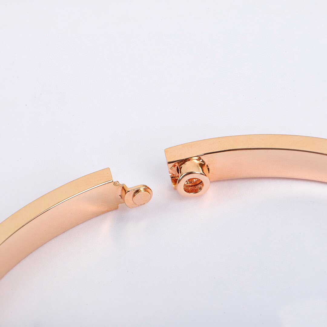 V gold material charm punk band bangle bracelet with diamond in two colors plated for women wedding jewelry gift have box stamp PS7374
V gold material charm punk band bangle bracelet with diamond in two colors plated for women wedding jewelry gift have box stamp PS7374