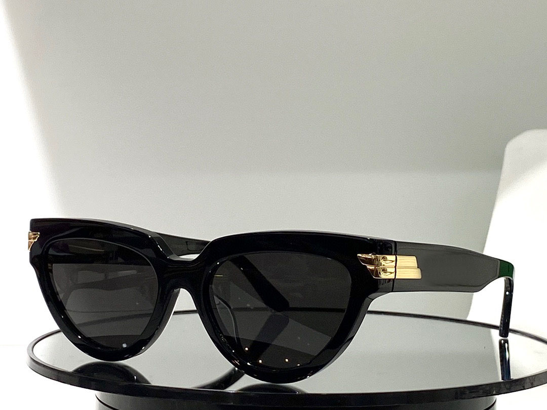 Cool Men's full frame sunglasses Oval eye protection summer anti ultraviolet women's glasses Designer Versatile sunglass 1035
Cool Men's full frame sunglasses Oval eye protection summer anti ultraviolet women's glasses Designer Versatile sunglass 1035