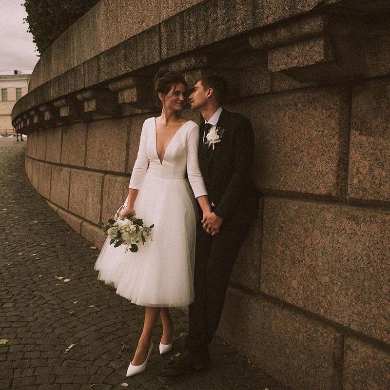 2021 Short Wedding Dresses Sexy Deep V Neck A Line 3/4 Long Sleeves Bridal Gowns Buttons Back Tea Length Outdoor Wedding Reception Dress, White
2021 Short Wedding Dresses Sexy Deep V Neck A Line 3/4 Long Sleeves Bridal Gowns Buttons Back Tea Length Outdoor Wedding Reception Dress, White
