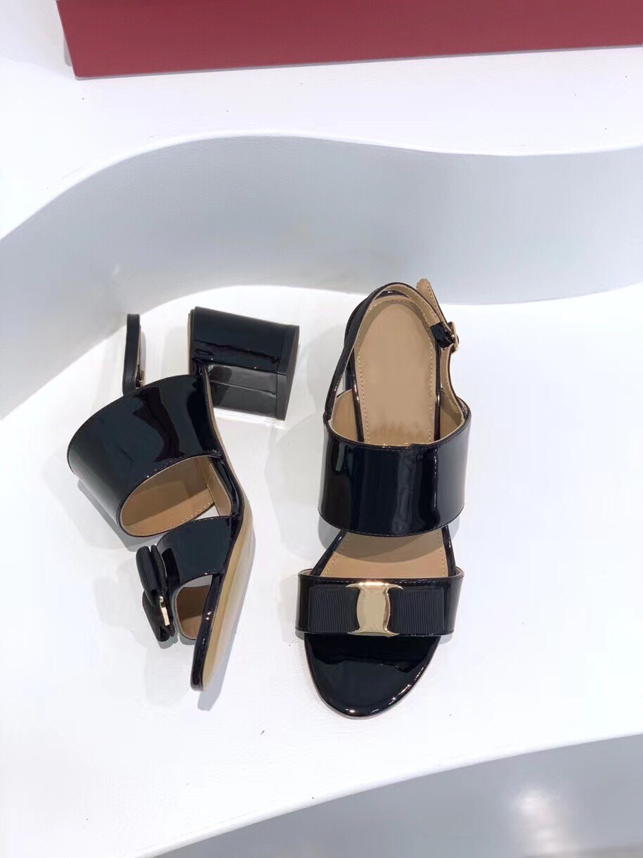Designer Sandals Designers Heels sandal Woman Bow One word with Classic ribbon Thick 5.5 cm strap Cowhide Cowhides Patent leather high quali, Black
Designer Sandals Designers Heels sandal Woman Bow One word with Classic ribbon Thick 5.5 cm strap Cowhide Cowhides Patent leather high quali, Black