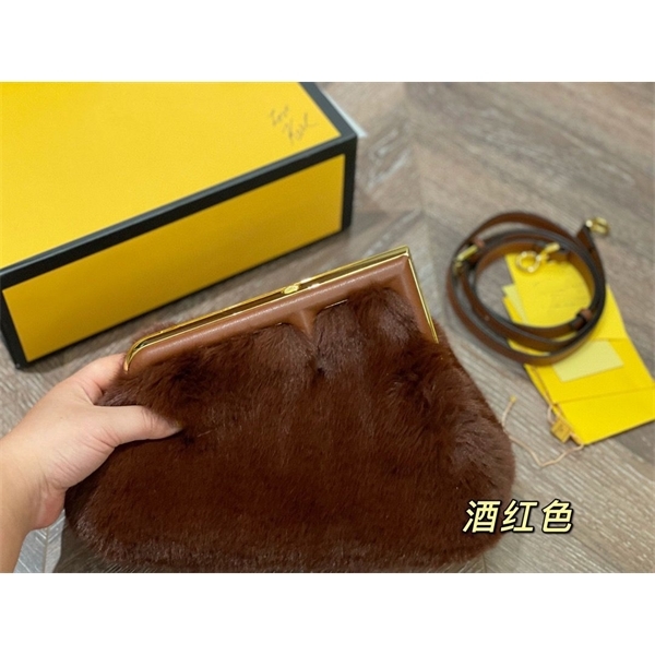 21 autumn and winter first clip metal bonded lock fox fur hand Single Shoulder Messenger cloud bag Purse Outlet, White
21 autumn and winter first clip metal bonded lock fox fur hand Single Shoulder Messenger cloud bag Purse Outlet, White