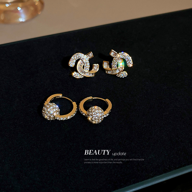 Silver Stud Rhinestone-Encrusted Zircon Geometric Alphabet Letter Earrings French Minority Design Light Luxury Earrings Elegant High-Grade E
Silver Stud Rhinestone-Encrusted Zircon Geometric Alphabet Letter Earrings French Minority Design Light Luxury Earrings Elegant High-Grade E