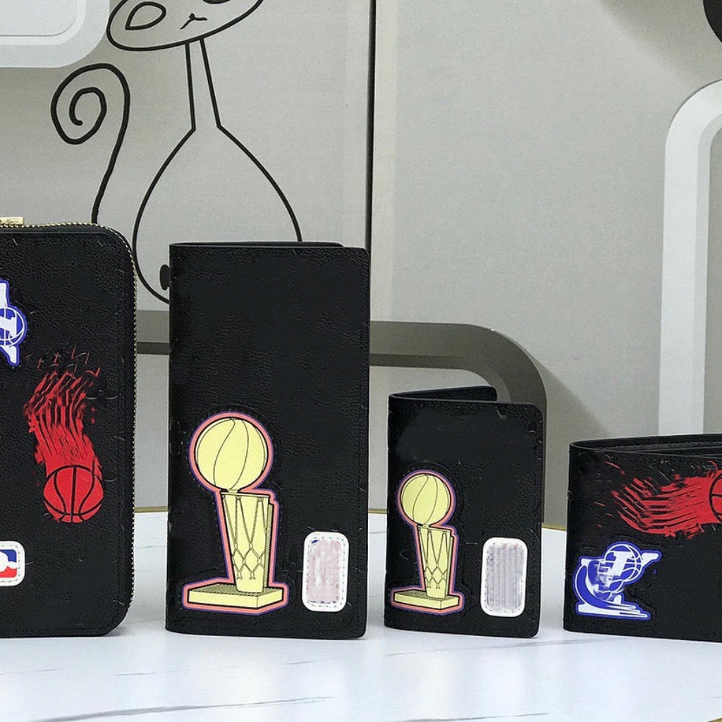 Fashion Badge Letter Wallet Luxury Designer Print Letters Female Coin Purses Brand Multi-Card Slots Large Capacity Men Long Zipper Clutch Bags Famous Women Purse
Fashion Badge Letter Wallet Luxury Designer Print Letters Female Coin Purses Brand Multi-Card Slots Large Capacity Men Long Zipper Clutch Bags Famous Women Purse