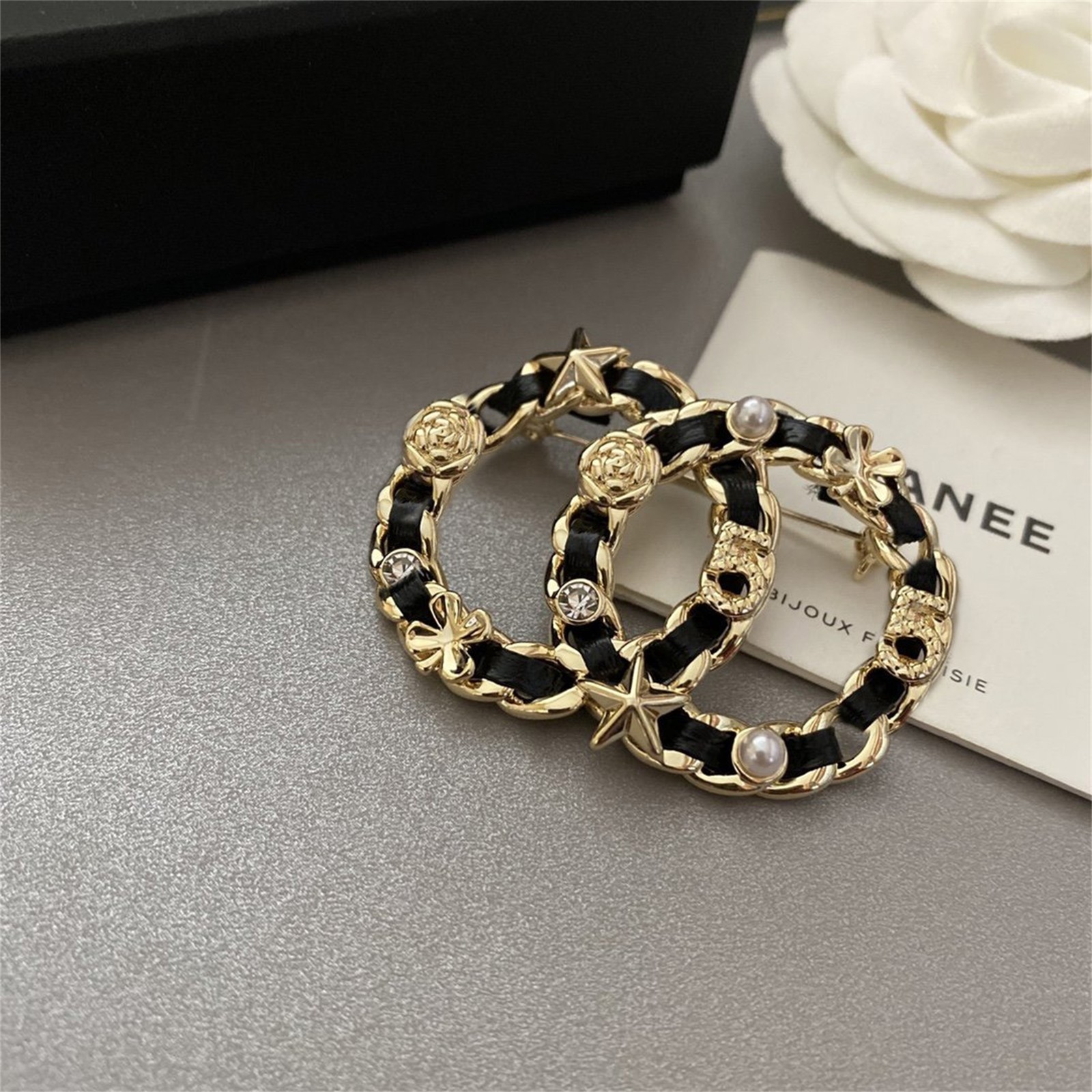 Pearl inlaid diamond gold geometric leather clothing fashion little fragrance granny versatile Brooch fashionm, Gray
Pearl inlaid diamond gold geometric leather clothing fashion little fragrance granny versatile Brooch fashionm, Gray