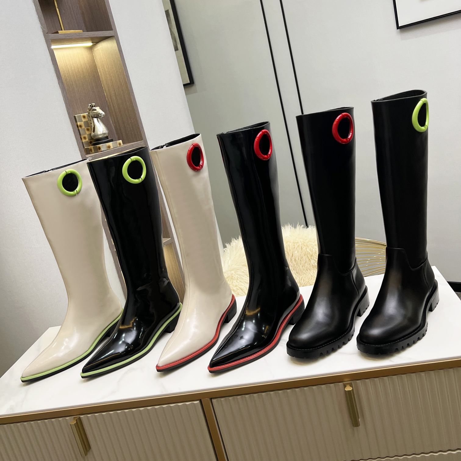 2022 Women Pointed Knee Boots Fashion Open Side Bead Leather Letter Logo Chelsea Boot Top Designer Ladies Winter Booties shoes size 35-40
2022 Women Pointed Knee Boots Fashion Open Side Bead Leather Letter Logo Chelsea Boot Top Designer Ladies Winter Booties shoes size 35-40