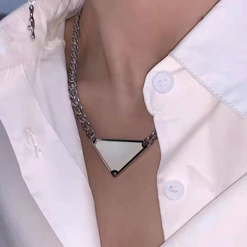 Choker Designer Jewelry Womens Mens Luxury Designer Necklace Chain Fashion Black and White Triangle Pendant Design Party Silver Hip Hop Punk Men Necklaces Names
Choker Designer Jewelry Womens Mens Luxury Designer Necklace Chain Fashion Black and White Triangle Pendant Design Party Silver Hip Hop Punk Men Necklaces Names
